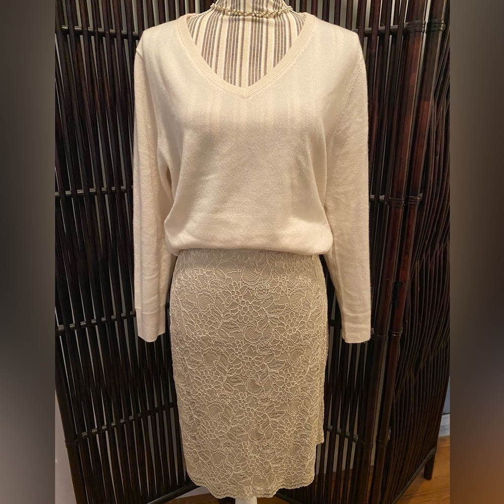 🪷NWT Floral Lace Pencil Skirt in Beige/Cream